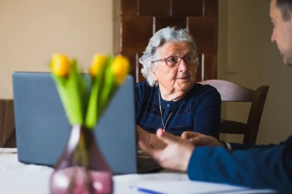 attorney talking with a widowed spouse at her family home about her legal options for a wrongful death lawsuit